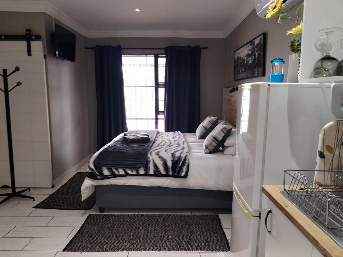Villa Mariss Guesthouse Kraaifontein Exterior photo